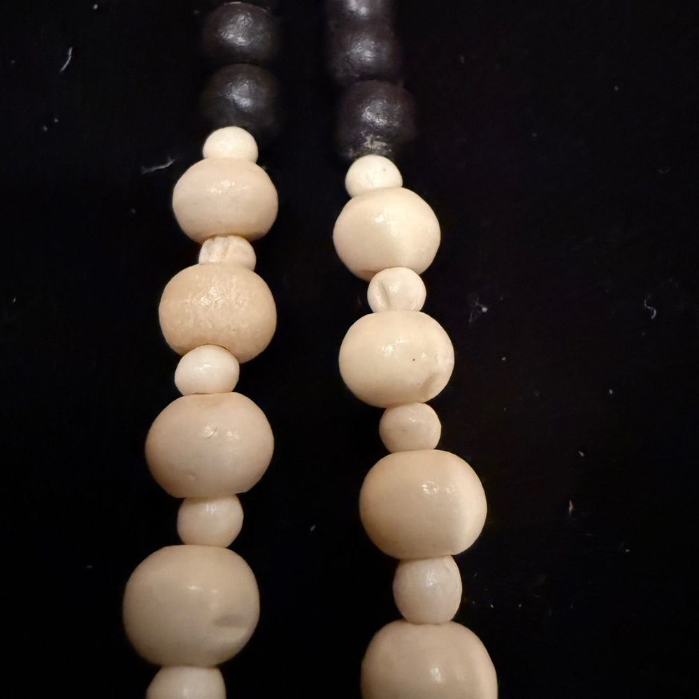 Black and Cream Beaded Necklace - Picture 4 of 11